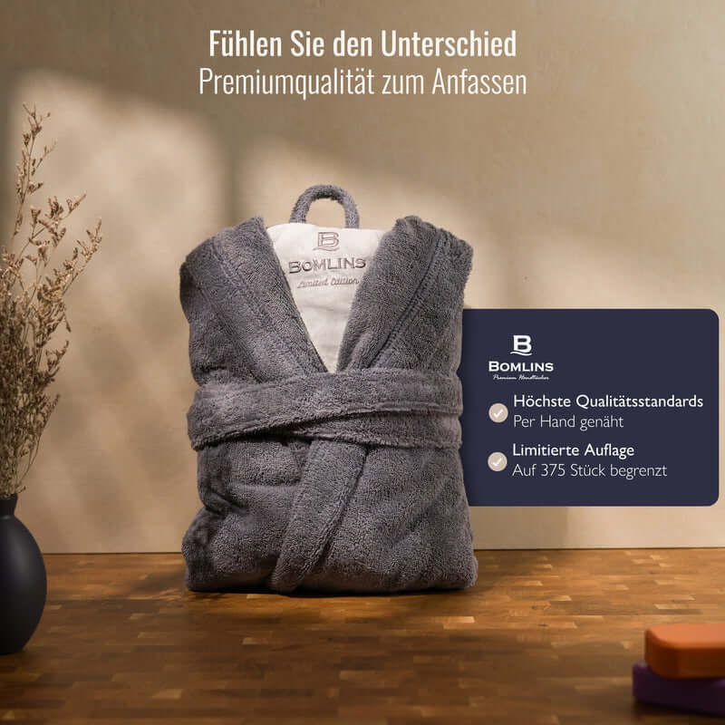 Detailaufnahme Bomlins Bademantel Grau – edles Design