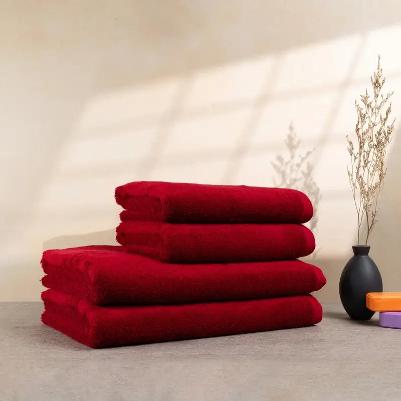 Bomlins 4er Set in Rot bestehend aus zwei Handtüchern und zwei Duschtüchern aus ägyptischer GIZA Baumwolle, elegant arrangiert in einem modernen Interieur