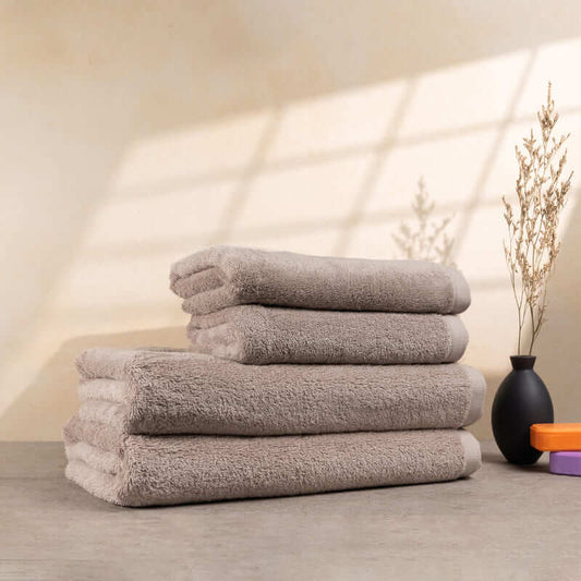 Handtücher Set Cashmere 4er, weiche, bequeme Handtücher in elegantem Grau, ideal für persönlichen Gebrauch oder Geschenkideen.